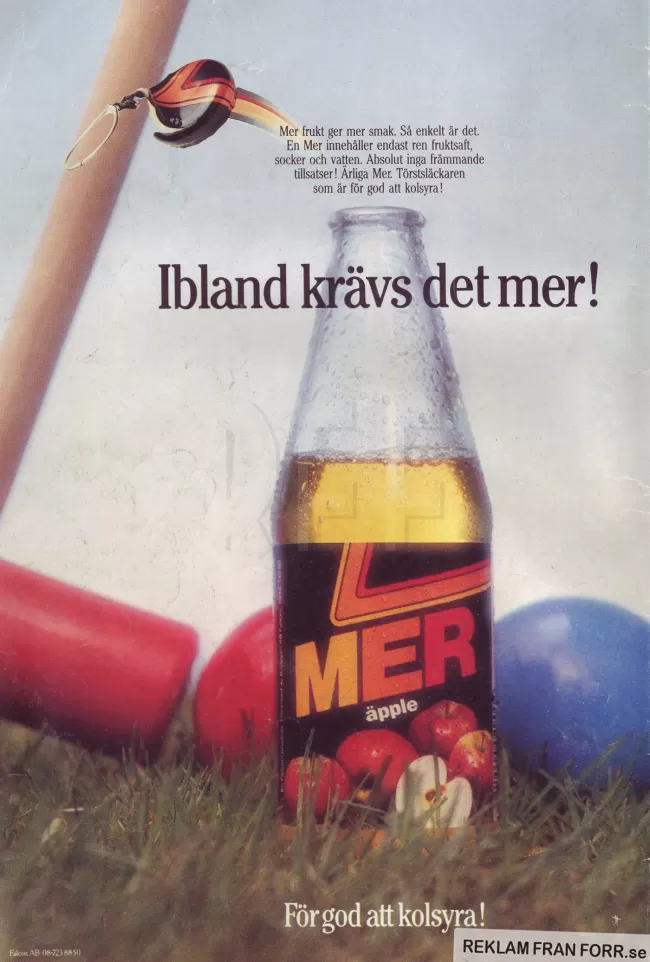 Reklam för drycken MER där glasflaskan är i förgrunden och i bakgrunden syns ett krocketspel