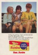 Reklam för Marabou chokladkakor där tre personer, två tjejer och en kille sitter på en parkbänk med lördagsgodispåsar i knät