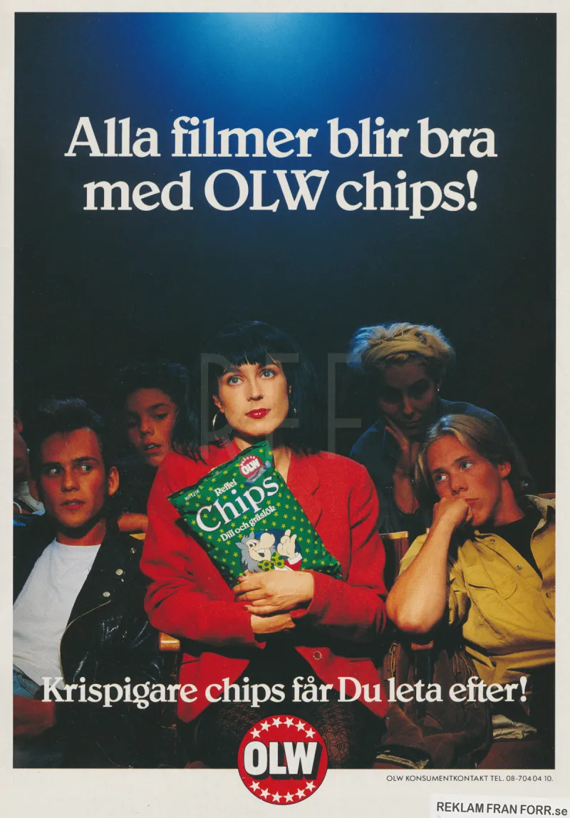 Reklam för chips från OLW där en tjej sitter mitt i biopubliken och kramar en chipspåse från OLW