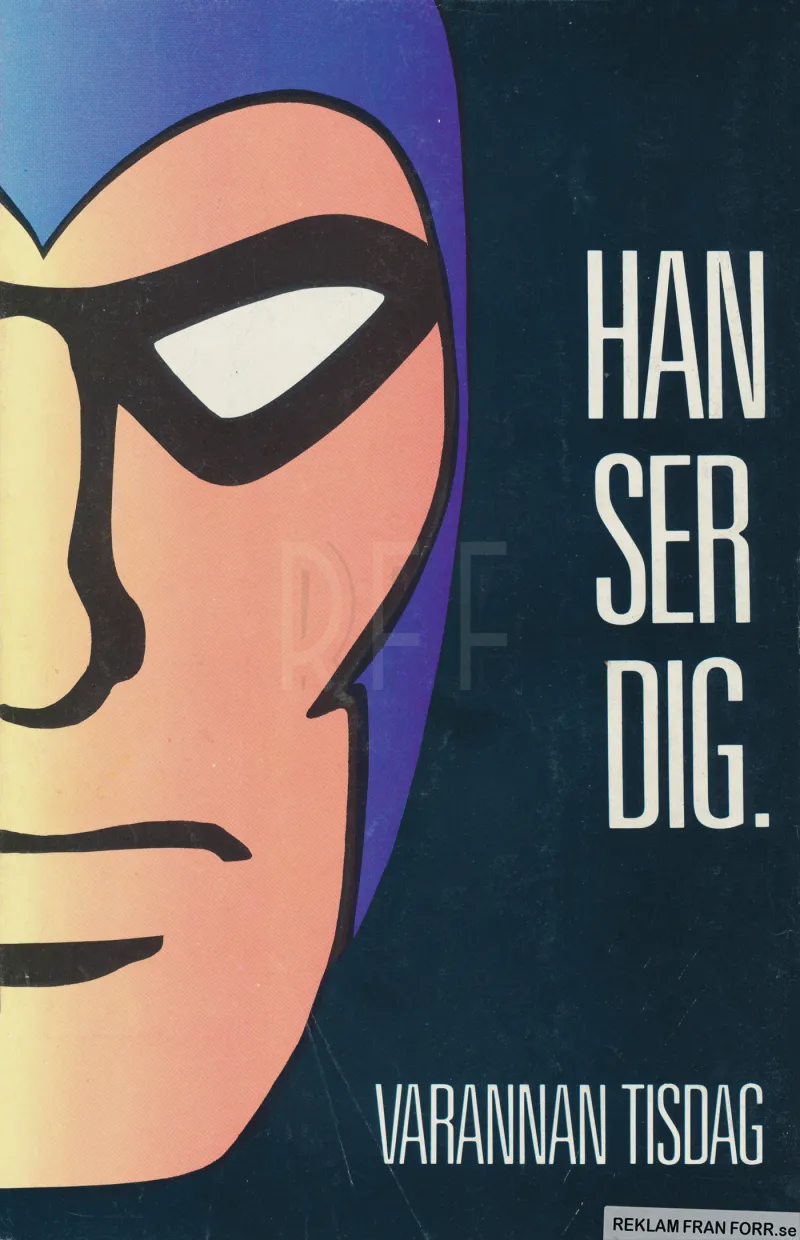 Reklam för serietidningen Fantomen där man får se vänstra halvan av Fantomens ansikte och texten "Han ser dig"