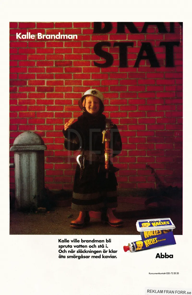 Reklam för Kalles Kaviar där en liten kille är utklädd till brandman. Under bilden finns ett rim om Kalle som ville bli brandman.