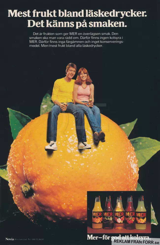 Reklam för drycken MER. På bilden sitter en kille och en tjej på en stor apelsin.