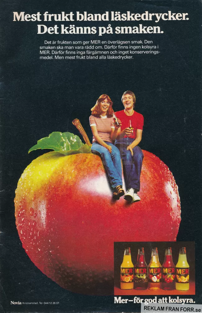 Reklam för drycken MER. På bilden sitter en kille och en tjej på ett stort äpple för att visa upp att det i stort sett är äpplejuice i drycken MER