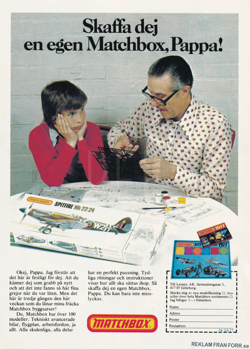 Reklam för byggsatser från Matchbox, med en pappa och en son som sitter vid ett bord