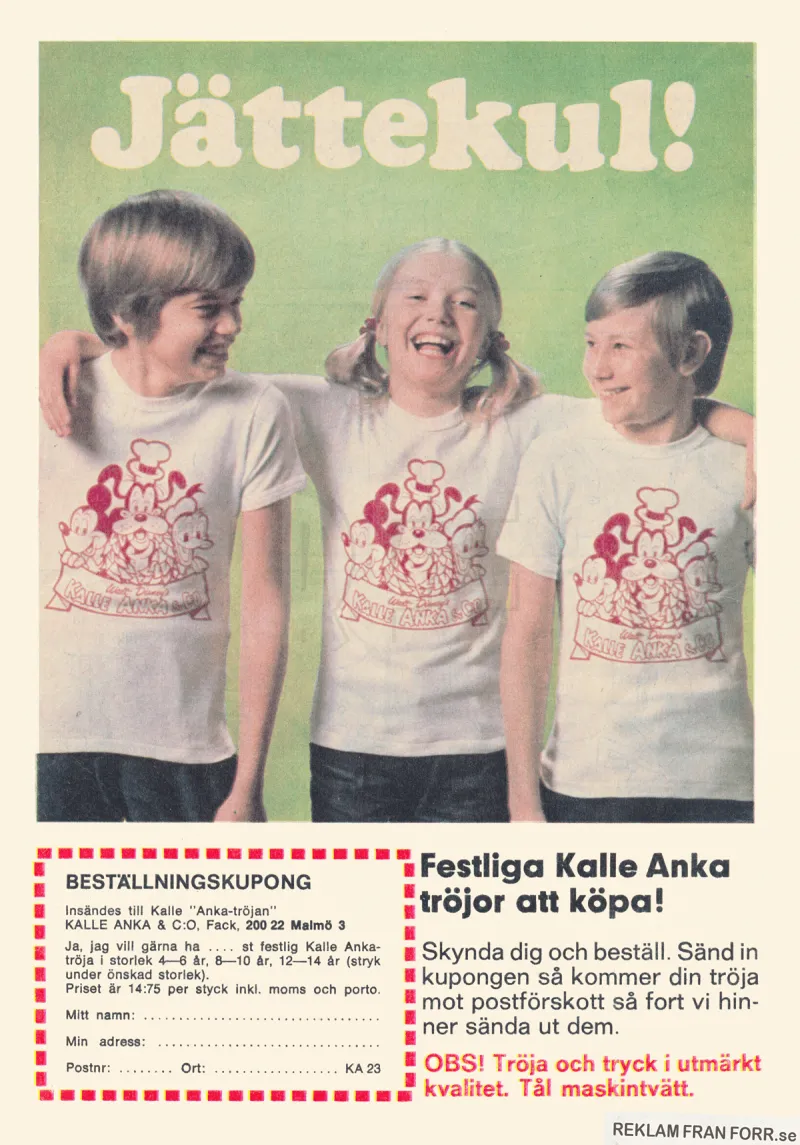 Reklam för t-shirts med Kalle Anka-tryck, tre barn som står bredvid varandra och är glada