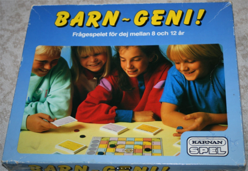 Locket till spelet Barn-Geni, prytt av fyra barn som spelar spelet