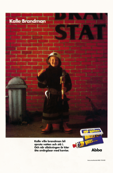 Reklam för Kalles Kaviar där en liten kille är utklädd till brandman. Under bilden finns ett rim om Kalle som ville bli brandman.