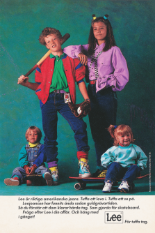 Reklam för jeans från Lee där fyra barn i olika åldrar visar upp olika modeller av jeansen