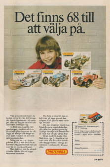 Annons för byggsatser från Matchbox där en pojke visar upp fyra olika byggsatser på ett bord