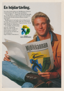 Patrik Sjöberg sitter och läser ett informationsblad om skolidrottstävlingen Mjölkkannan