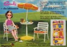 Annons för flickdockan Sindy som här visas upp med ett trädgårdsset med parasoll och stol och bord
