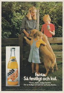 Reklam för apelsinläsken Fanta där två barn står med två hundar och en vuxen vid ett staket