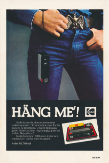 Reklam för pocketkameran Kodak Instamatic 130. Bilden visar ett jeansbeklätt skrev och en kamera som hänger från handleden.