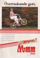 Annons för chokladbiten Rapid med en snaggad kille i ljusa kläder som åker på en BMX-cykel