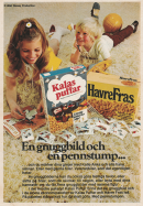 Annons för gnuggbilder i paketet för Kalaspuffar eller HavreFras med två barn som ligger på en heltäckningsmatta med ett tjog av samlarbilder framför sig