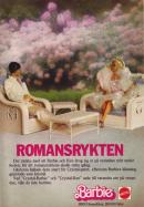 Reklam för dockan Barbie som sitter i en trädgårdssoffa tillsammans med Ken. Texten på annonsen lyder "Romansrykten".