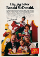 Reklam för hamburgerrestaurangen McDonald's där en familj är på foto tillsammans med maskoten Ronald McDonald