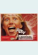 Annons med en tjej som flyigt hår som har en sugtablett av sorten Lakrisal på tungan
