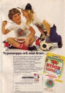 Två barn som sitter och suktar efter en tallrik nyponsoppa från Ekströms