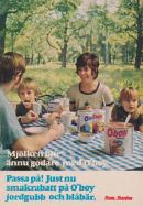 Reklam för chokladdrycken O'boy där en familj sitter vid ett dukat bord - mitt i naturen och dricker O'boy