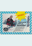 Reklam för en snöcykel - snowbike - där man ser en hjälmförsedd pojke på en snöcykel i snöförsedd backe
